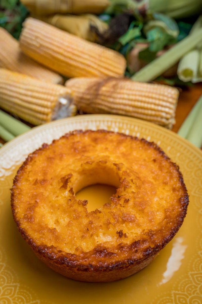 Bolo de milho inteiro dourado