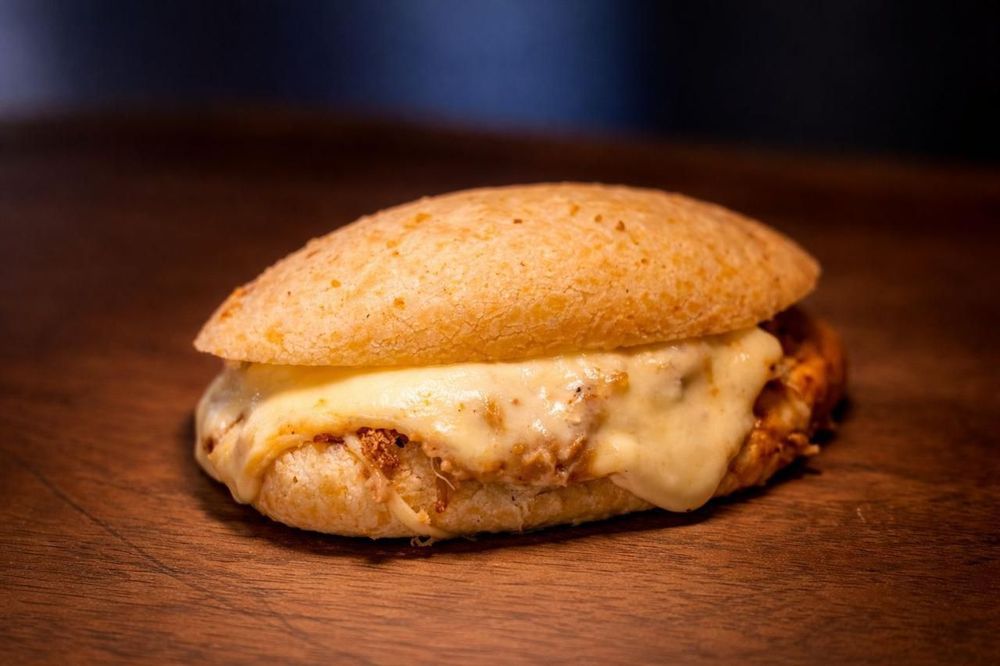 Pão de queijo recheado com pernil e requeijão