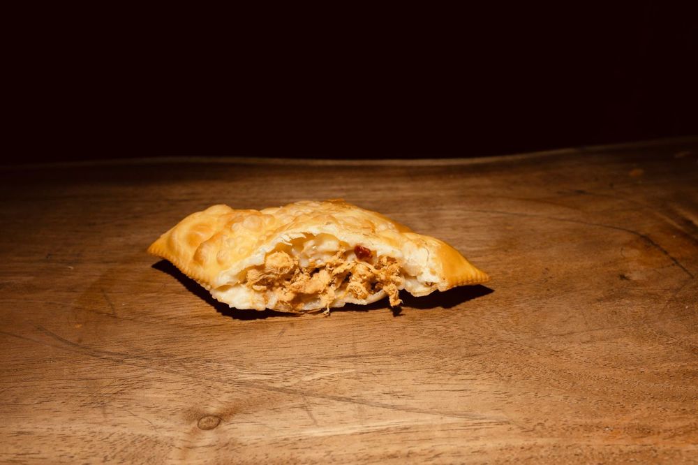 Pastel de frango aberto