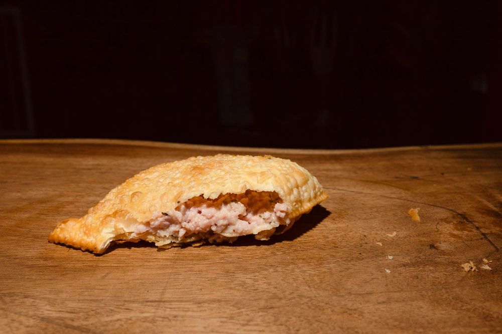 Pastel de pizza com queijo e presunto